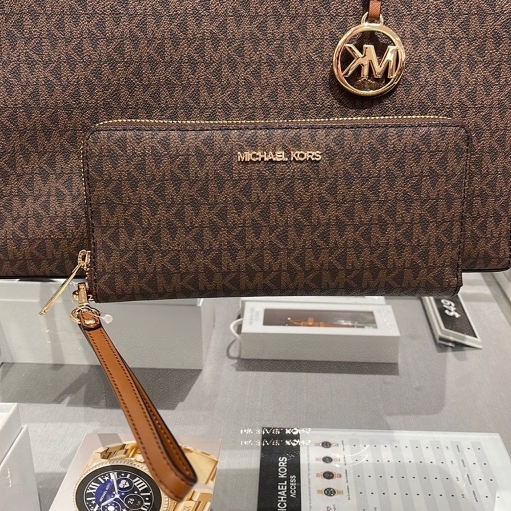 Michael Kors Jet Set Travel Large Travel CONTINENTAL wallet-wristlet-phone
Brown